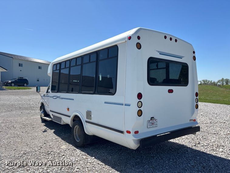 image for item FH7069 2003 Ford E450 Super Duty shuttle bus