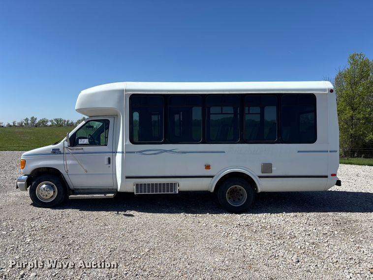 image for item FH7069 2003 Ford E450 Super Duty shuttle bus