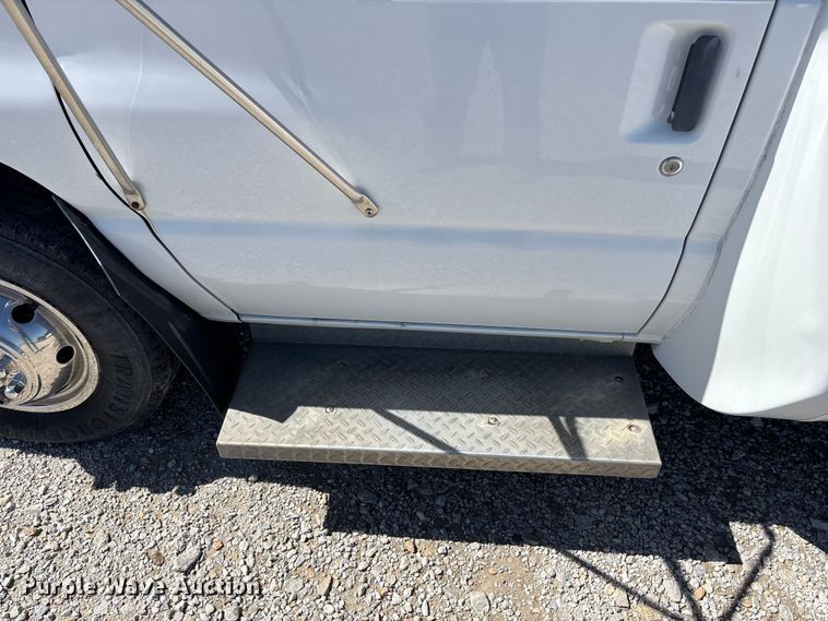 image for item FH7069 2003 Ford E450 Super Duty shuttle bus