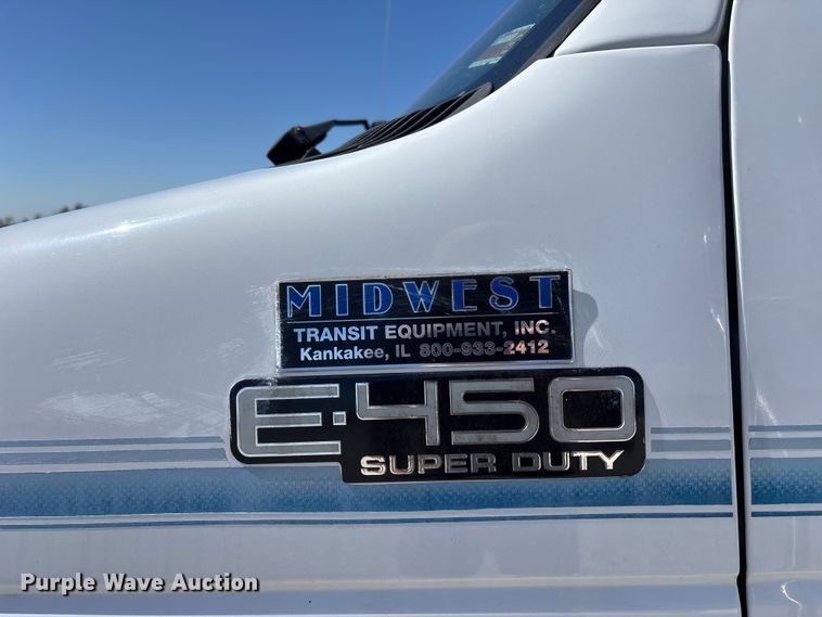 image for item FH7069 2003 Ford E450 Super Duty shuttle bus