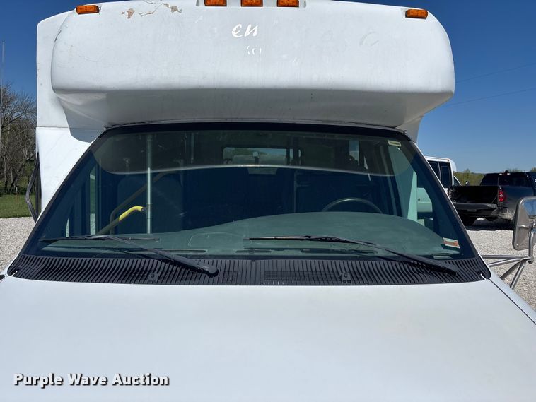 image for item FH7069 2003 Ford E450 Super Duty shuttle bus