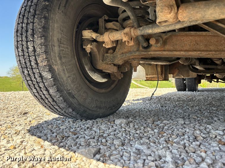 image for item FH7069 2003 Ford E450 Super Duty shuttle bus