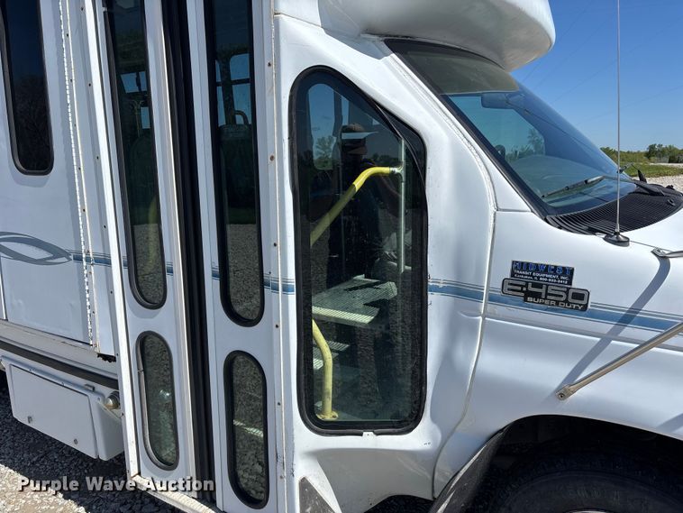 image for item FH7069 2003 Ford E450 Super Duty shuttle bus