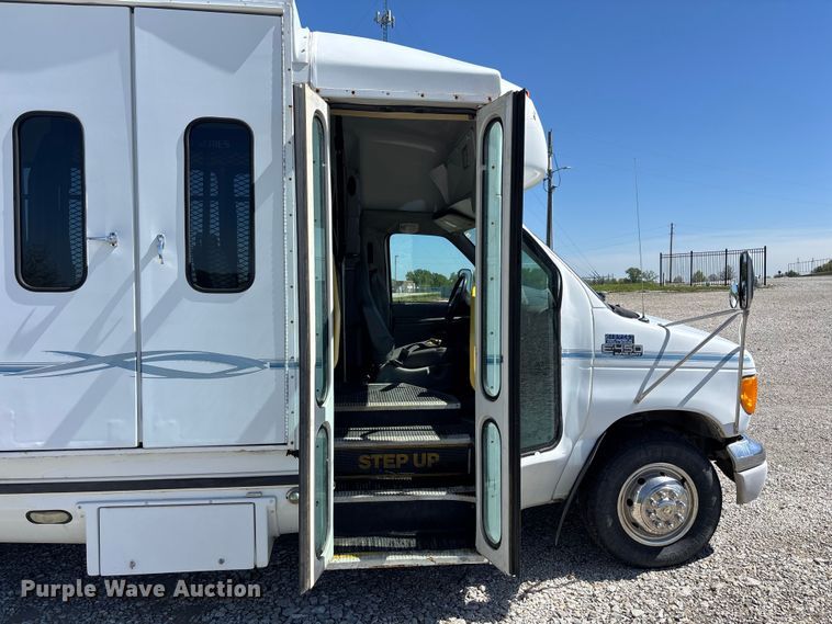 image for item FH7069 2003 Ford E450 Super Duty shuttle bus