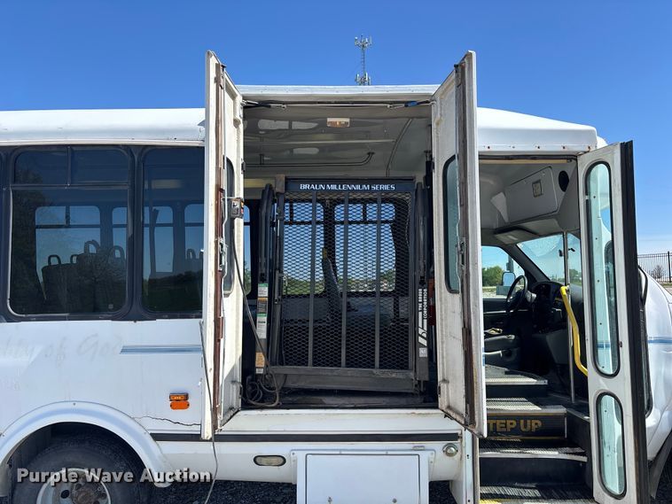 image for item FH7069 2003 Ford E450 Super Duty shuttle bus