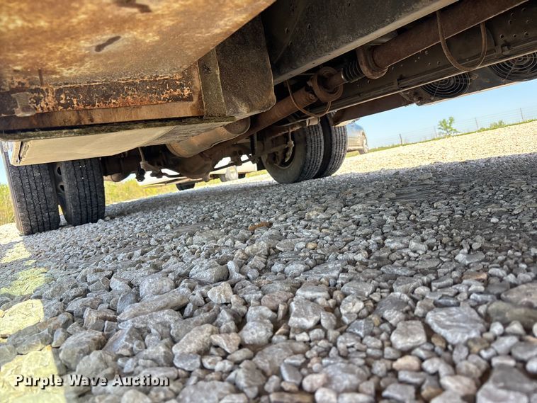 image for item FH7069 2003 Ford E450 Super Duty shuttle bus