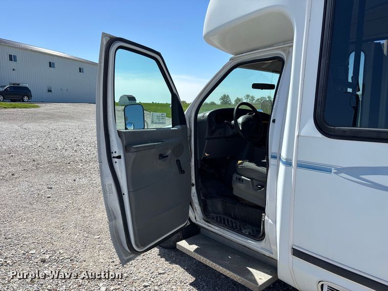 image for item FH7069 2003 Ford E450 Super Duty shuttle bus