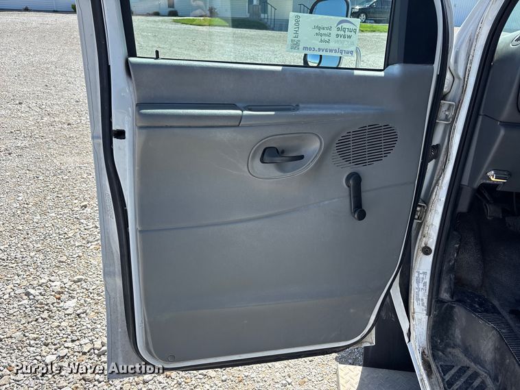 image for item FH7069 2003 Ford E450 Super Duty shuttle bus