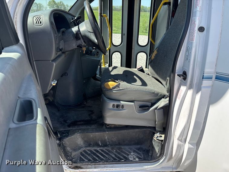 image for item FH7069 2003 Ford E450 Super Duty shuttle bus
