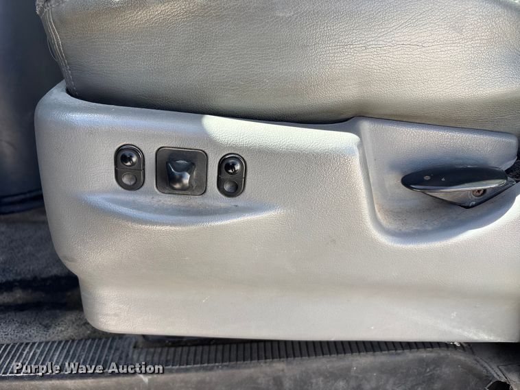 image for item FH7069 2003 Ford E450 Super Duty shuttle bus