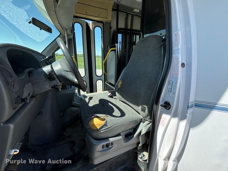 image for item FH7069 2003 Ford E450 Super Duty shuttle bus
