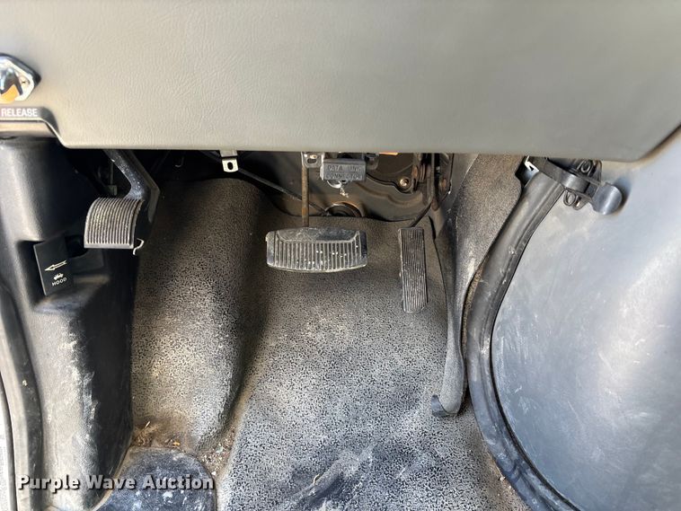 image for item FH7069 2003 Ford E450 Super Duty shuttle bus