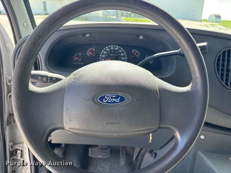 image for item FH7069 2003 Ford E450 Super Duty shuttle bus