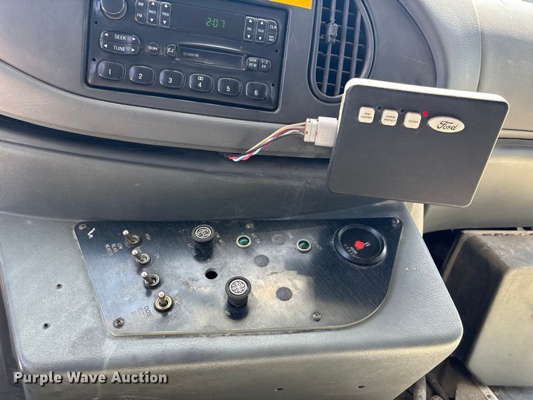 image for item FH7069 2003 Ford E450 Super Duty shuttle bus