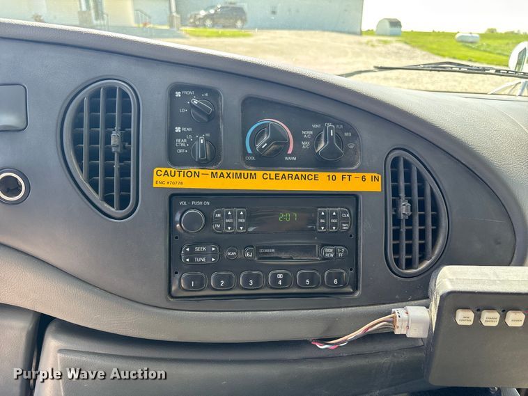 image for item FH7069 2003 Ford E450 Super Duty shuttle bus