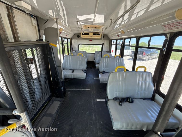 image for item FH7069 2003 Ford E450 Super Duty shuttle bus