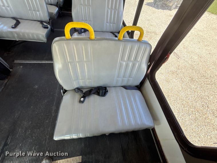 image for item FH7069 2003 Ford E450 Super Duty shuttle bus