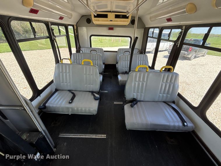 image for item FH7069 2003 Ford E450 Super Duty shuttle bus