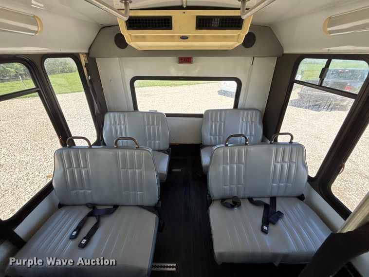 image for item FH7069 2003 Ford E450 Super Duty shuttle bus