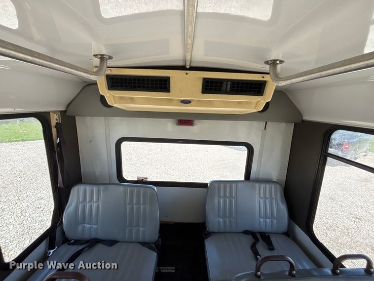 image for item FH7069 2003 Ford E450 Super Duty shuttle bus