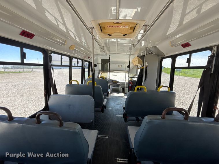 image for item FH7069 2003 Ford E450 Super Duty shuttle bus