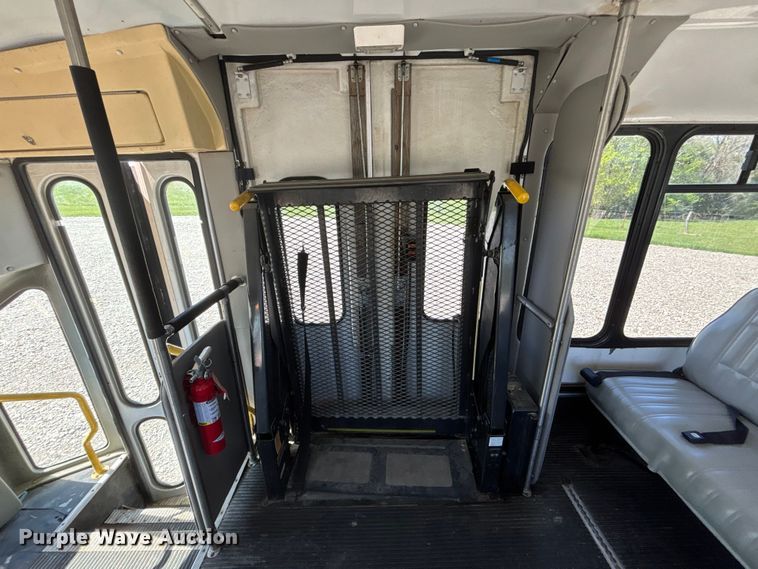image for item FH7069 2003 Ford E450 Super Duty shuttle bus