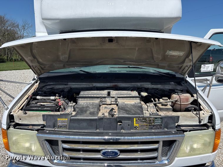 image for item FH7069 2003 Ford E450 Super Duty shuttle bus