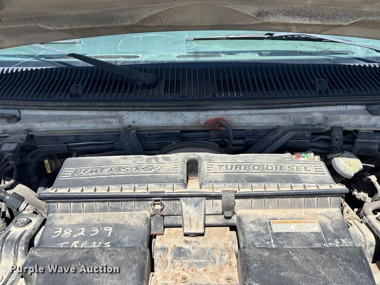 image for item FH7069 2003 Ford E450 Super Duty shuttle bus