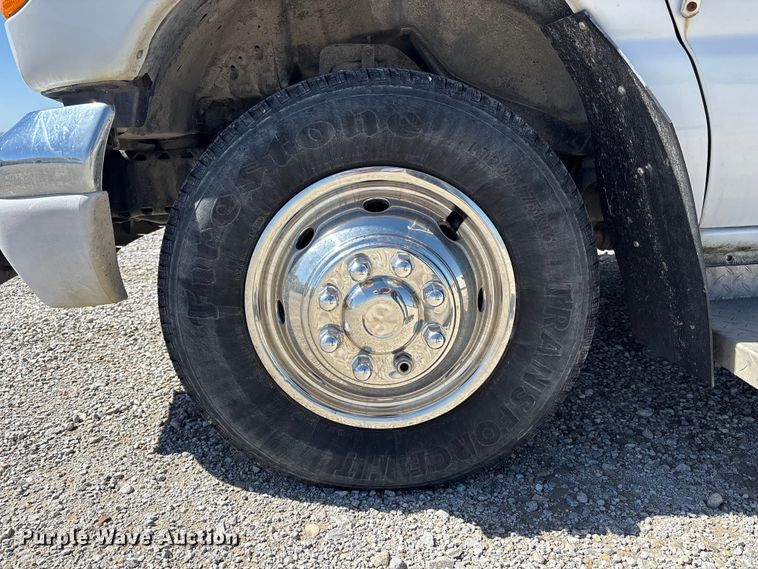 image for item FH7069 2003 Ford E450 Super Duty shuttle bus