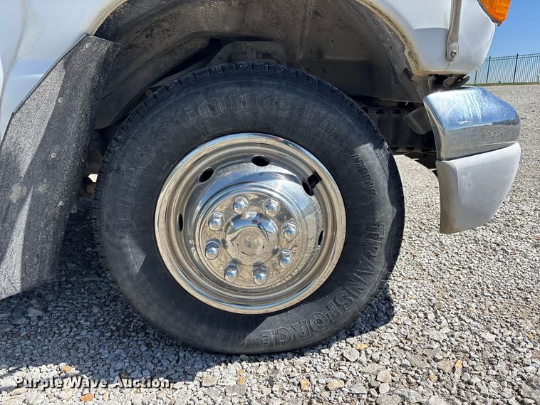 image for item FH7069 2003 Ford E450 Super Duty shuttle bus