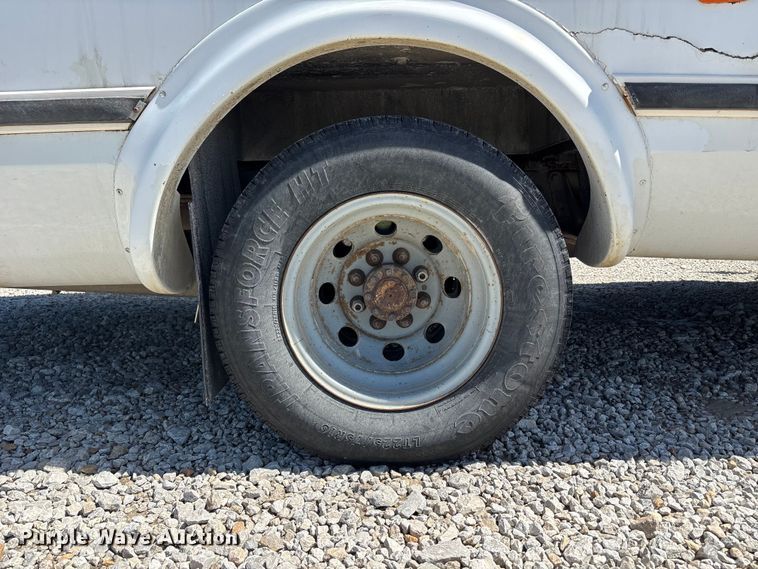 image for item FH7069 2003 Ford E450 Super Duty shuttle bus