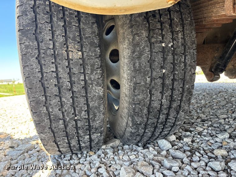 image for item FH7069 2003 Ford E450 Super Duty shuttle bus