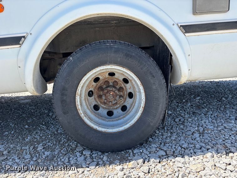 image for item FH7069 2003 Ford E450 Super Duty shuttle bus