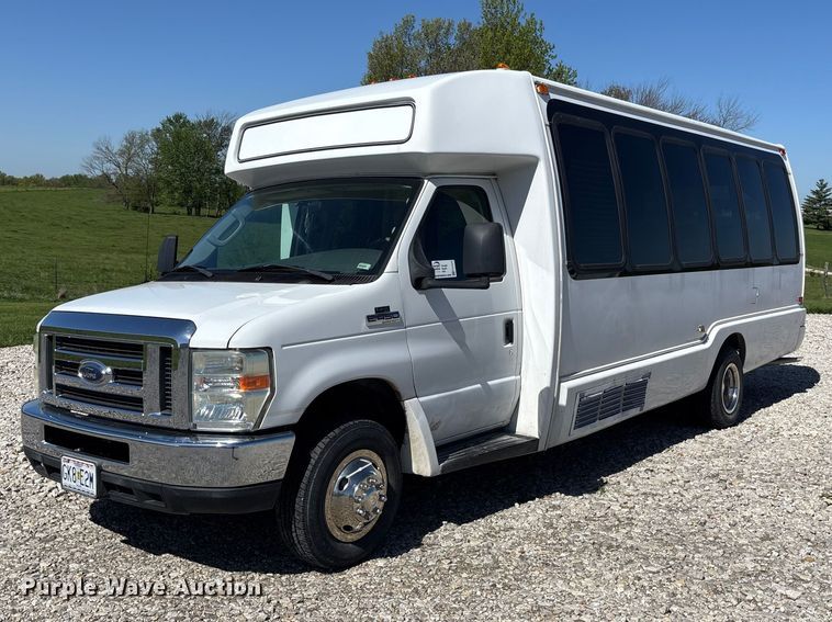 image for item FH7070 2008 Ford E-450 shuttle bus