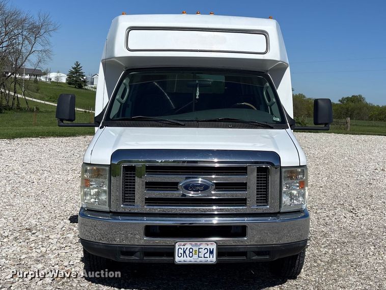 image for item FH7070 2008 Ford E-450 shuttle bus