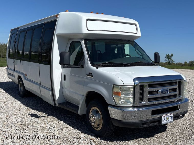 image for item FH7070 2008 Ford E-450 shuttle bus