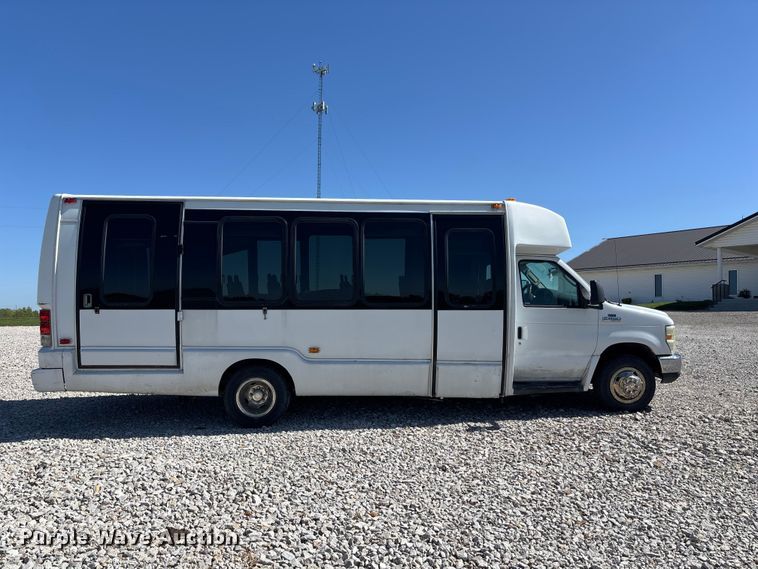 image for item FH7070 2008 Ford E-450 shuttle bus