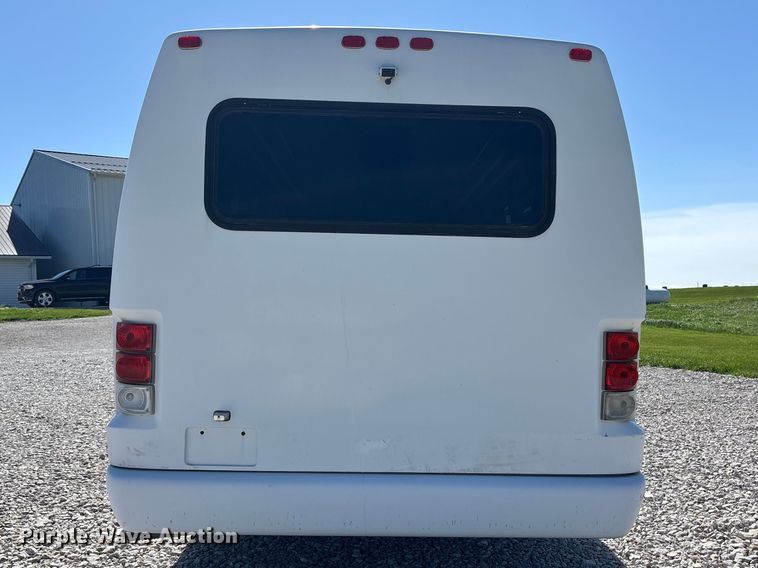 image for item FH7070 2008 Ford E-450 shuttle bus
