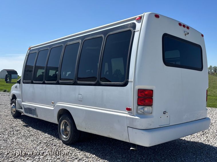 image for item FH7070 2008 Ford E-450 shuttle bus
