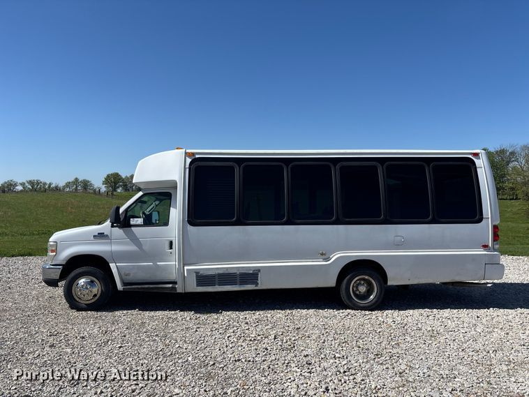 image for item FH7070 2008 Ford E-450 shuttle bus