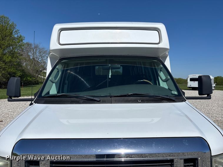 image for item FH7070 2008 Ford E-450 shuttle bus