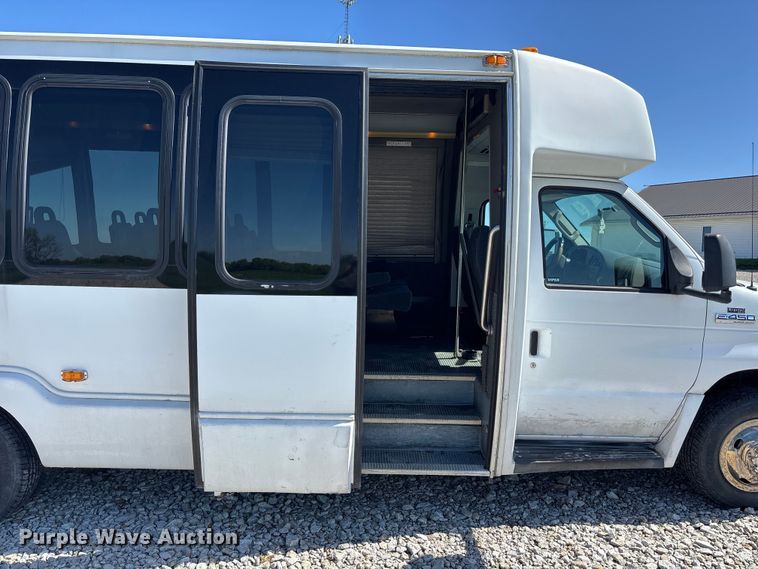 image for item FH7070 2008 Ford E-450 shuttle bus