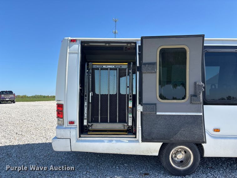 image for item FH7070 2008 Ford E-450 shuttle bus