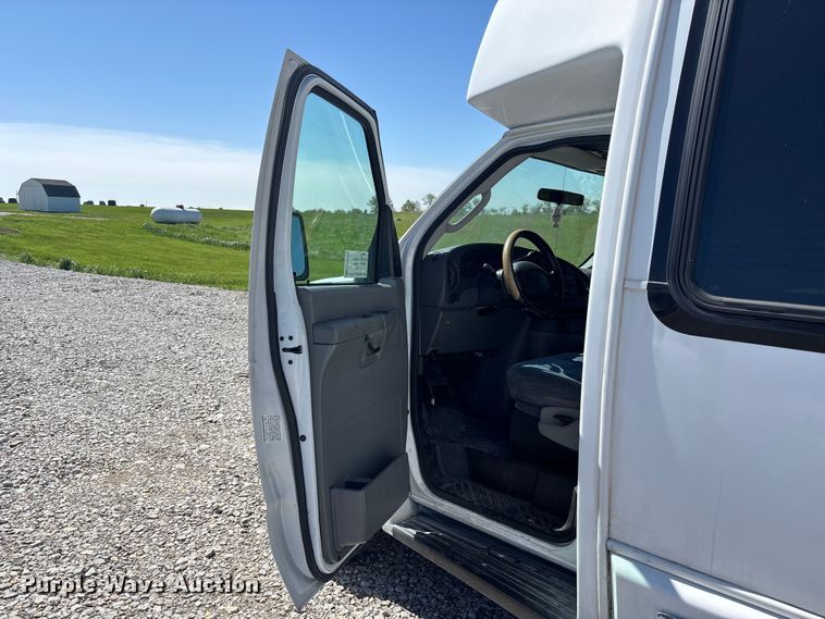 image for item FH7070 2008 Ford E-450 shuttle bus