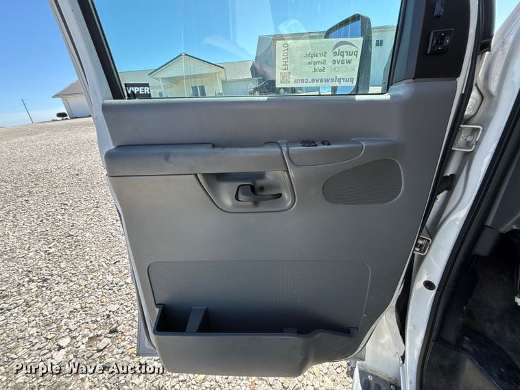 image for item FH7070 2008 Ford E-450 shuttle bus