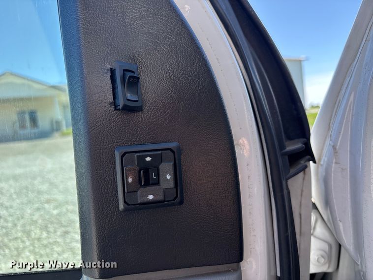 image for item FH7070 2008 Ford E-450 shuttle bus