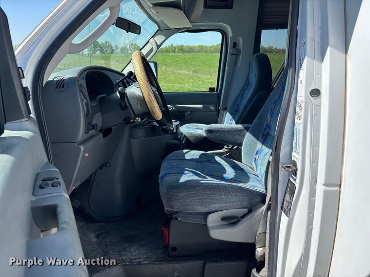 image for item FH7070 2008 Ford E-450 shuttle bus