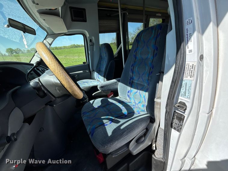 image for item FH7070 2008 Ford E-450 shuttle bus