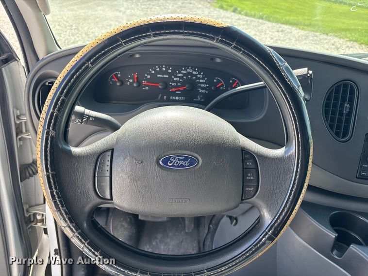 image for item FH7070 2008 Ford E-450 shuttle bus