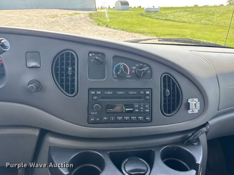 image for item FH7070 2008 Ford E-450 shuttle bus
